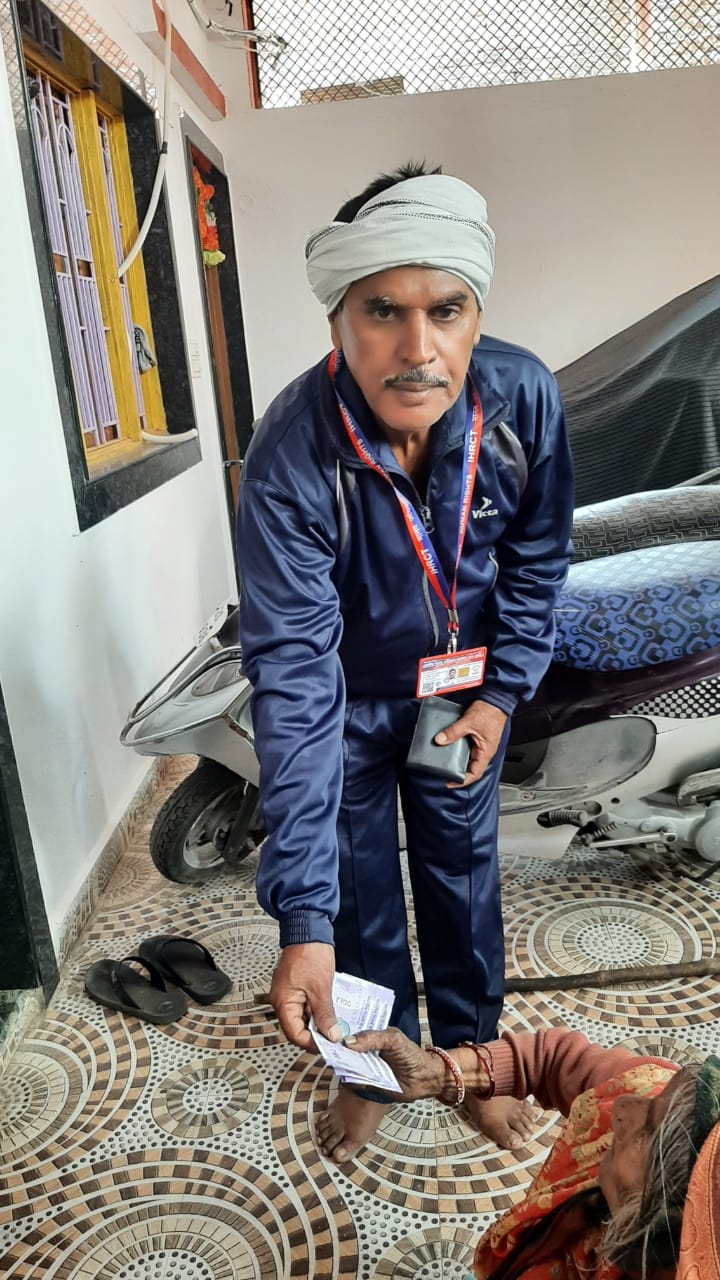 आज भारतीय मानव अधिकार सहकार ट्रस्ट के माध्यम से जिला कार्यकारिणी सदस्य श्री सुरेश कुमार पांडेय (जबलपुर) एवं श्रीमती कृष्णकांति पांडेय (जबलपुर) द्वारा एक गरीब वृद्ध महिला को उसकी आवश्यक दवाइयों हेतु आर्थिक सहायता प्रदान की गई।