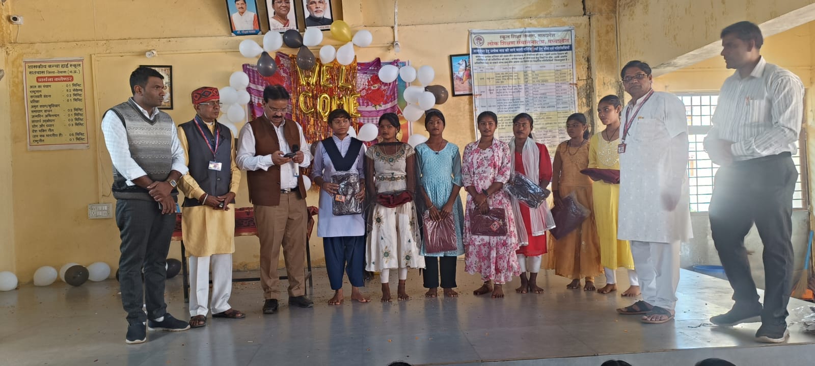 भारतीय मानव अधिकार सहकार ट्रस्ट के उज्जैन संभाग मंत्री श्री ज्ञानचंद जी शर्मा एवं उज्जैन संभाग सचिव श्री सुरेश चंद्र साहू के द्वारा कन्या हाई स्कूल, सतवास (जिला देवास) में अध्ययनरत गरीब एवं जरूरतमंद बालिकाओं को ठंड से बचाव हेतु ऊन के स्वेटर वितरित किए गए।