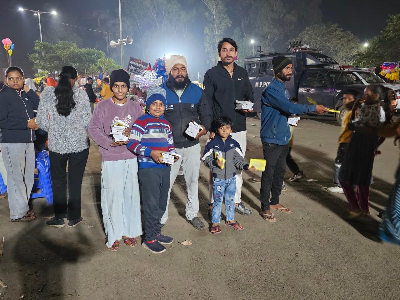 भारतीय मानव अधिकार सहकार ट्रस्ट द्वारा नागदा जं. मेला क्षेत्र में श्रीमद्भागवत गीता एवं धार्मिक ग्रंथ वितरण