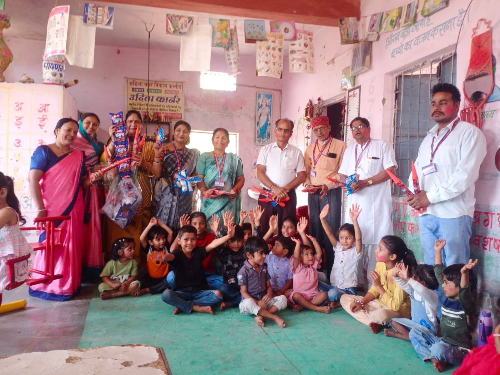 भारतीय मानव अधिकार सहकार ट्रस्ट देवास की टीम द्वारा सतवास पुनर्वास गांव की आंगनवाड़ी में फाग उत्सव एवं सेवा कार्यक्रम