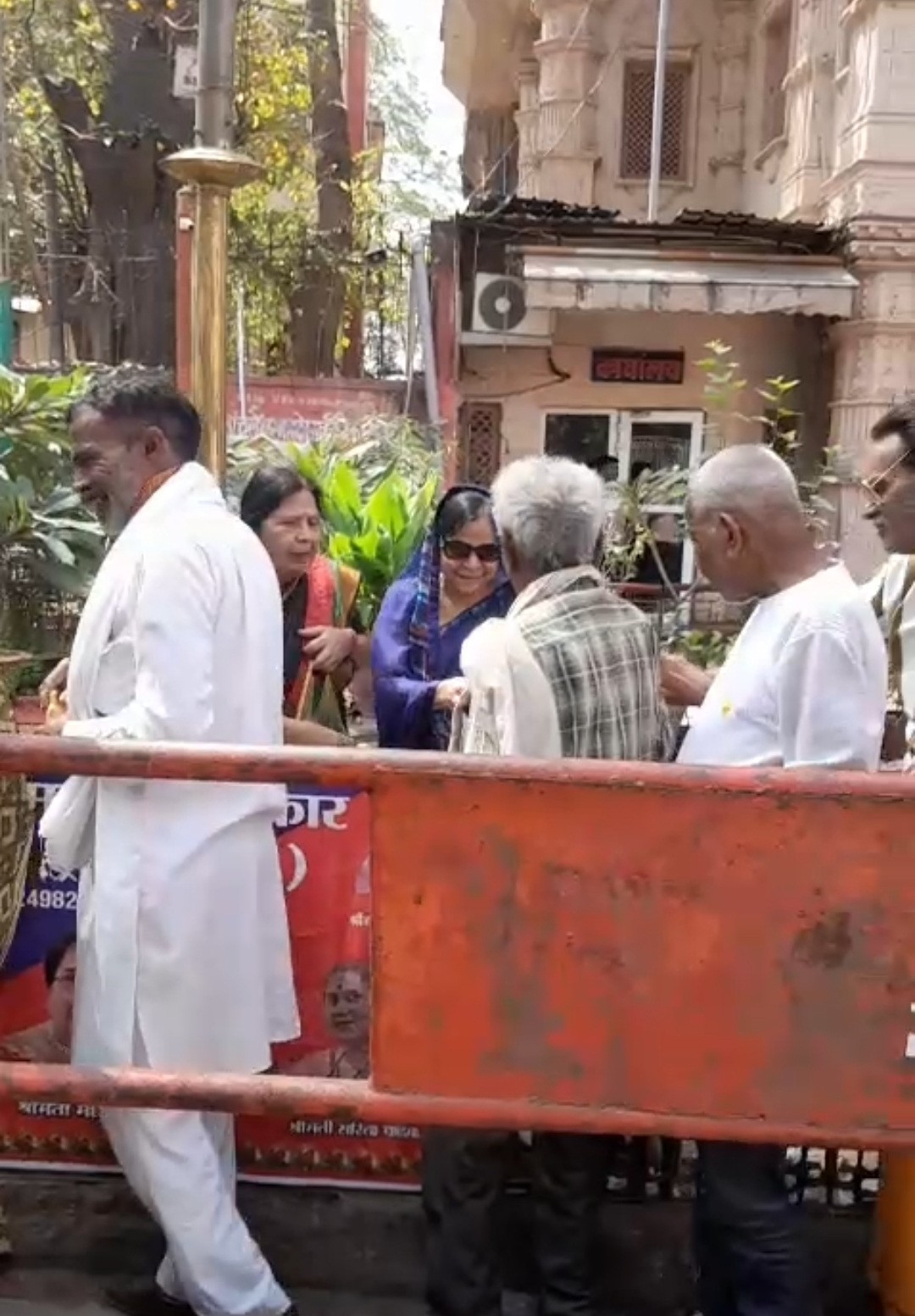 भारतीय मानव अधिकार सहकार ट्रस्ट, मुरैना जिला अध्यक्ष द्वारा अचलेश्वर मंदिर पर सेवा कार्य: श्रद्धालुओं को केले वितरित