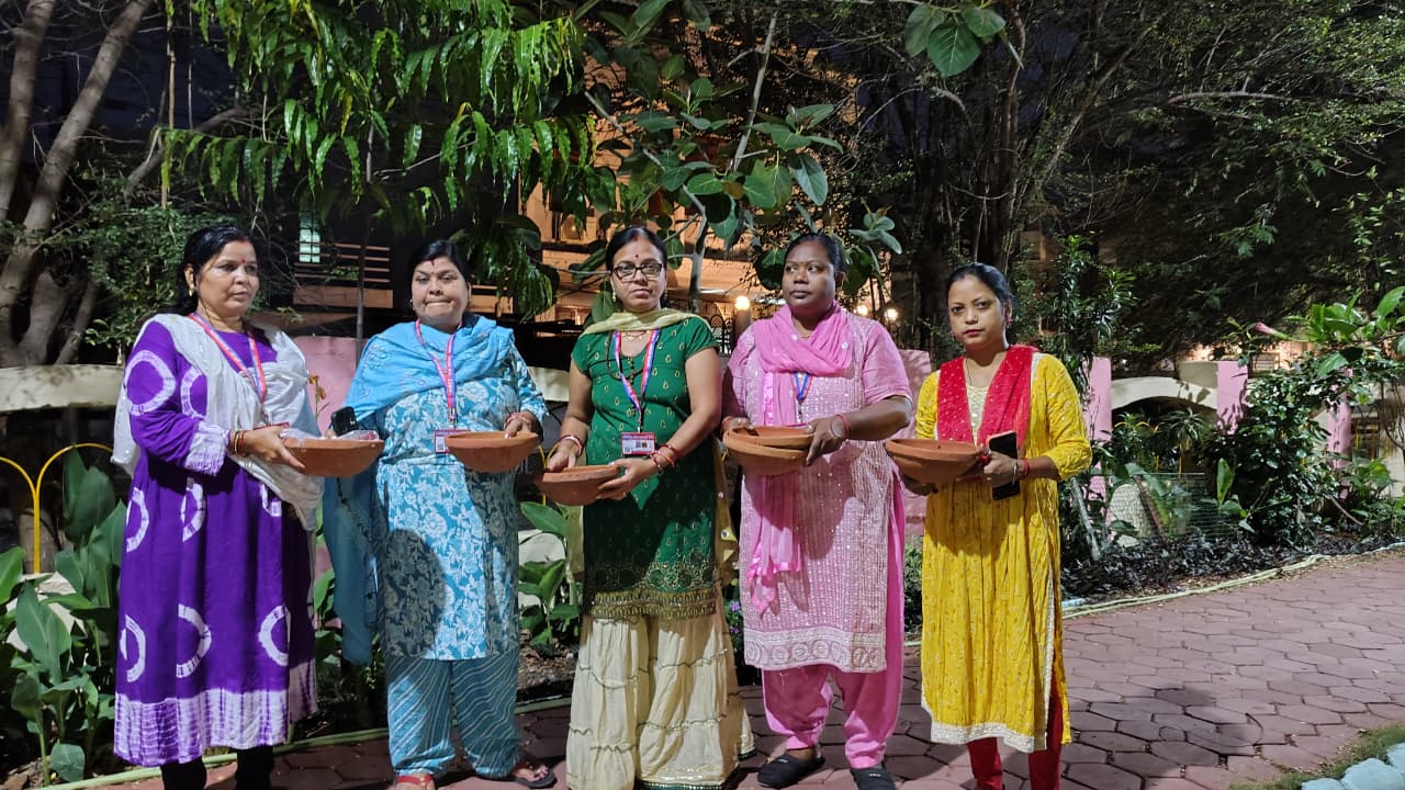 भारतीय मानव अधिकार सहकार ट्रस्ट, जबलपुर द्वारा “पक्षियों के लिए सकोरे वितरण एवं जागरूकता अभियान का आयोजन