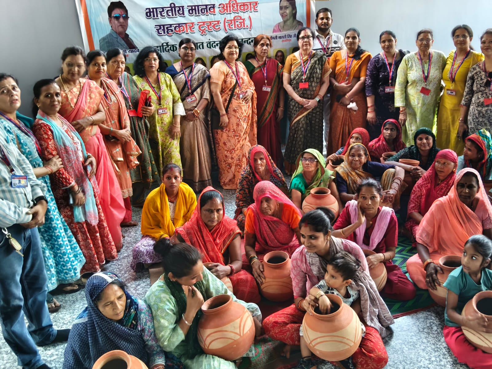 भारतीय मानव अधिकार सहकार ट्रस्ट भिंड ग्वालियर टीम द्वारा कामकाजी महिलाओं को मटके वितरित किए गए